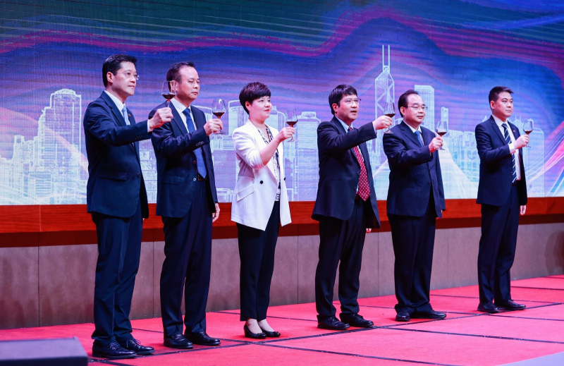 主礼嘉宾与宾客祝酒，共同祝愿我们的祖国繁荣昌盛。左起：王卓然、石东龙、蔡丽新、陈选尧、黄胜杰、及岑振忠。