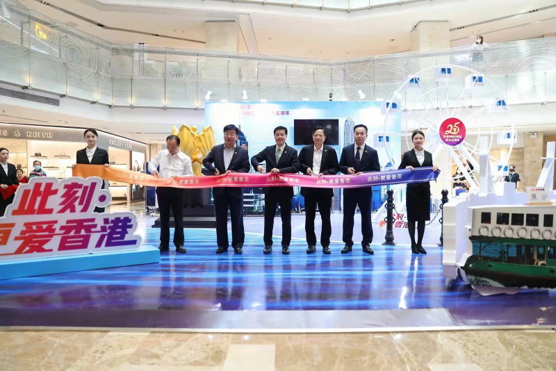 主礼嘉宾主持开幕式。左起: 赖富强、宋海军、王卓然、覃定坚及林梓轩 主礼嘉宾主持开幕式。左起: 赖富强、宋海军、王卓然、覃定坚及林梓轩