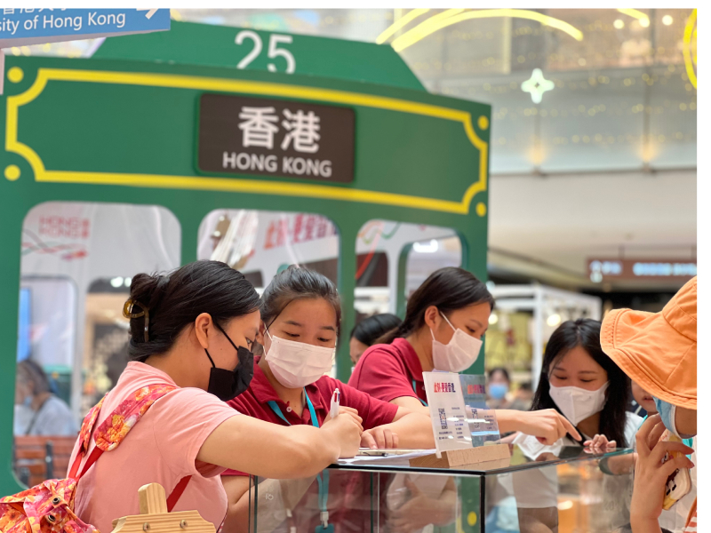 现场气氛热闹。展览成功达到宣传香港的目的,对长远在桂推广香港旅游作出正面作用 现场气氛热闹。展览成功达到宣传香港的目的,对长远在桂推广香港旅游作出正面作用