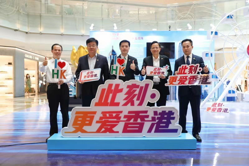 主礼嘉宾主持开幕式。左起: 赖富强、宋海军、王卓然、覃定坚及林梓轩 主礼嘉宾主持开幕式。左起: 赖富强、宋海军、王卓然、覃定坚及林梓轩