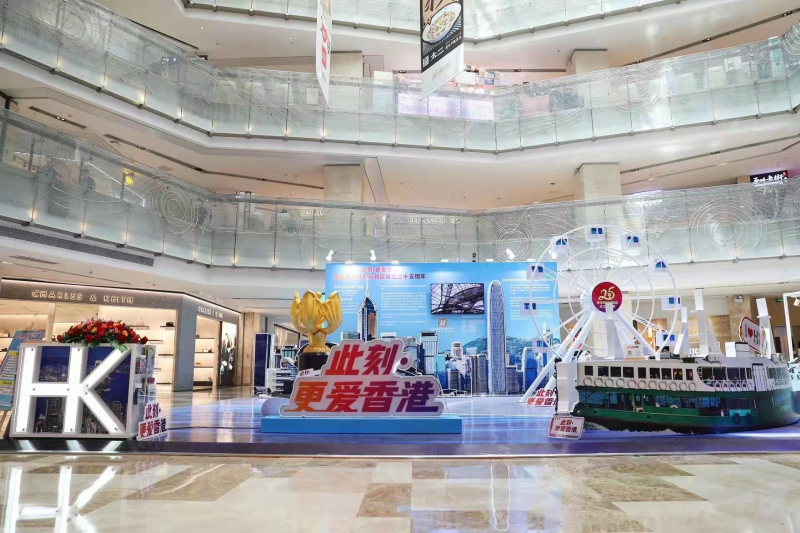 首期展览展示迷人的维多利亚港风光、如飞鸟翱翔的会议展览中心、金紫荆雕塑、摩天轮和穿梭维港的天星小轮 首期展览展示迷人的维多利亚港风光、如飞鸟翱翔的会议展览中心、金紫荆雕塑、摩天轮和穿梭维港的天星小轮