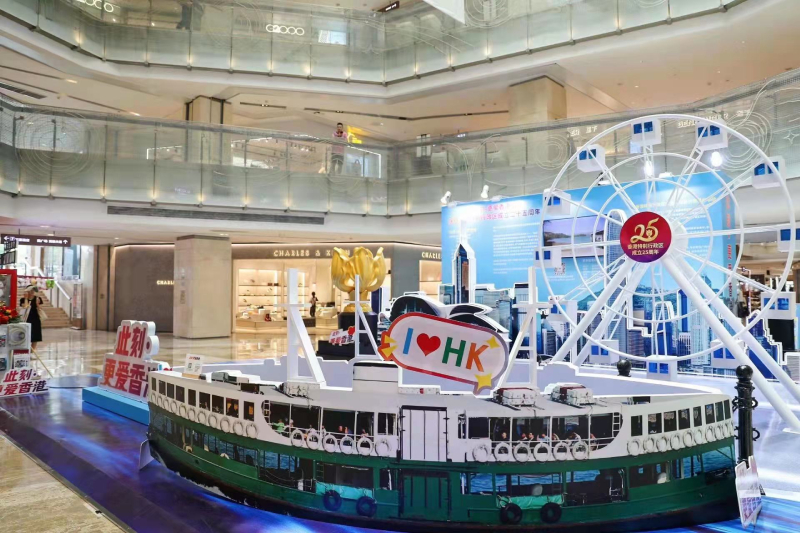 首期展览展示迷人的维多利亚港风光、如飞鸟翱翔的会议展览中心、金紫荆雕塑、摩天轮和穿梭维港的天星小轮 首期展览展示迷人的维多利亚港风光、如飞鸟翱翔的会议展览中心、金紫荆雕塑、摩天轮和穿梭维港的天星小轮