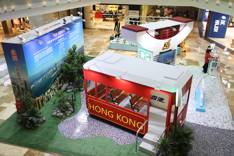 第二期展览展示香港着名的太平山山顶、承载无数游客记忆的山顶缆车、凌霄阁等,让大家尤如置身山顶远眺维港风光 第二期展览展示香港着名的太平山山顶、承载无数游客记忆的山顶缆车、凌霄阁等,让大家尤如置身山顶远眺维港风光