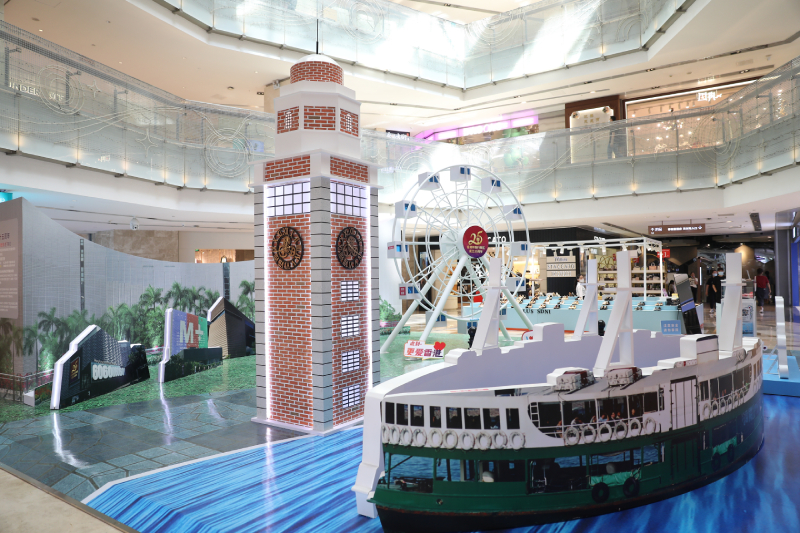 第三期展览展示位于九龙半岛的香港文化中心、多所着名的博物馆、列为香港法定古迹的尖沙咀钟楼,以及天星小轮 第三期展览展示位于九龙半岛的香港文化中心、多所着名的博物馆、列为香港法定古迹的尖沙咀钟楼,以及天星小轮