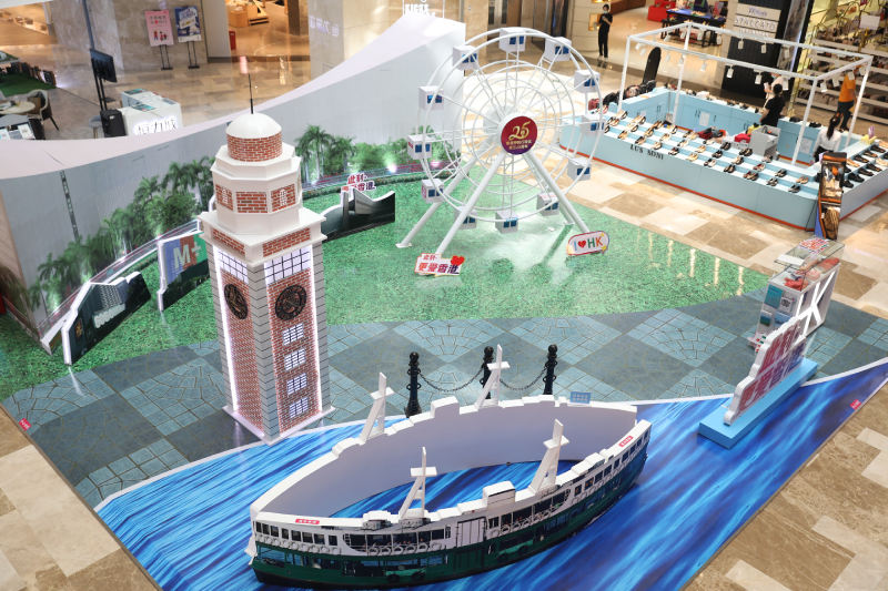 第三期展览展示位于九龙半岛的香港文化中心、多所着名的博物馆、列为香港法定古迹的尖沙咀钟楼,以及天星小轮 第三期展览展示位于九龙半岛的香港文化中心、多所着名的博物馆、列为香港法定古迹的尖沙咀钟楼,以及天星小轮