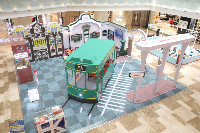 最后一期展览展示古色古香的西港城、灰瓦白墙的旧湾仔邮局、拥有百年以上历史的香港电车,以及香港现代化的地下铁车厢 最后一期展览展示古色古香的西港城、灰瓦白墙的旧湾仔邮局、拥有百年以上历史的香港电车,以及香港现代化的地下铁车厢