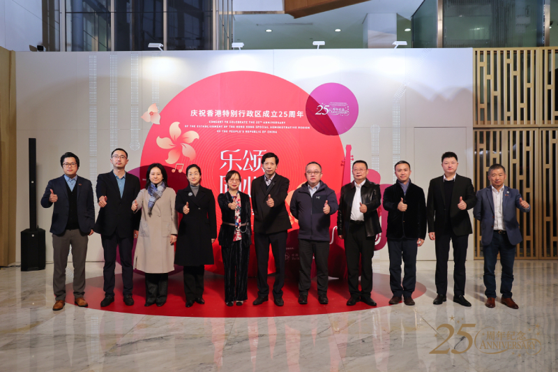 駐深圳聯絡處主任鄧秀嫺(左5)與出席招待會的嘉賓合影