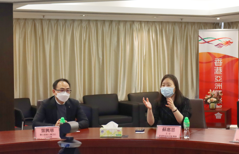 蘇惠思（右）與葉興華交流