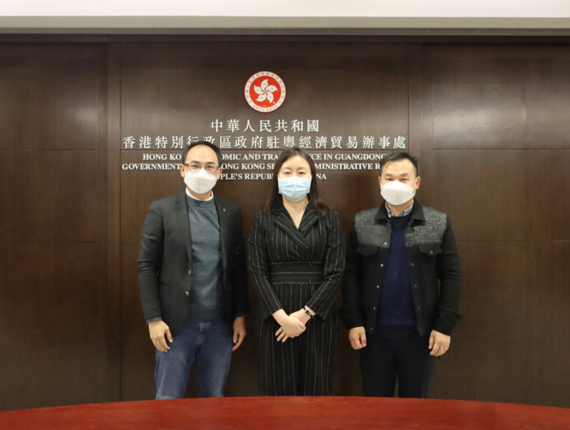 蘇惠思（中）與工合空間代表葉興華（左一）、葉耿華(右一)合影