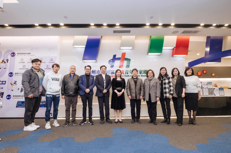 蘇惠思（右六）、廣州市天河區委常委、統戰部部長謝長林（右五）及廣州市天河區港澳青年之家主任林惠斌（左五）和基地創業青年合照