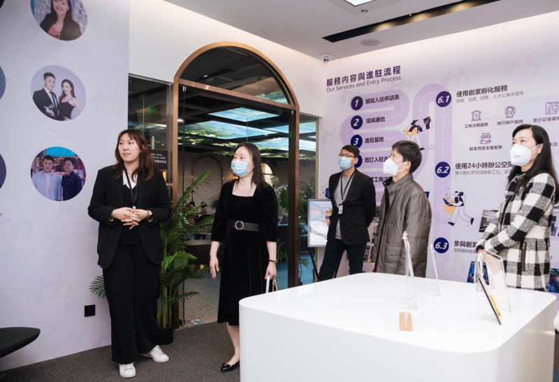 蘇惠思（左二）聆聽基地介紹