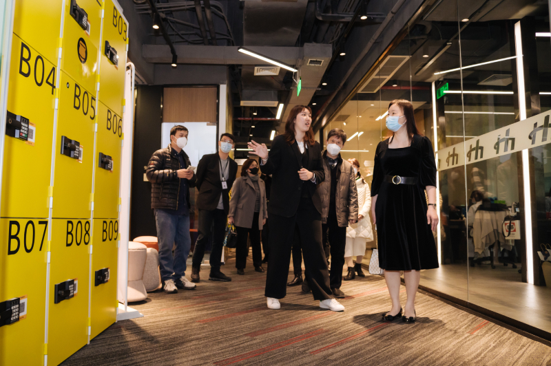 蘇惠思（右一）聆聽迷你倉運營公司介紹