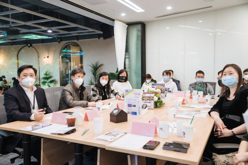 蘇惠思（右一）聆聽林惠斌（左一）介紹天河區港澳青年之家服務