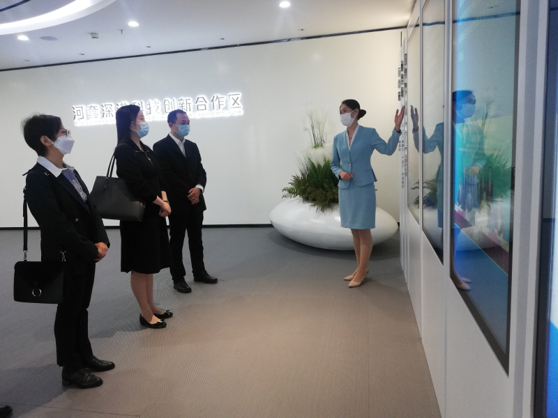 蘇惠思(左二)在福田區副區長、河套區發展建設事務署署長歐陽繪宇(右二)的陪同下參觀展廳。