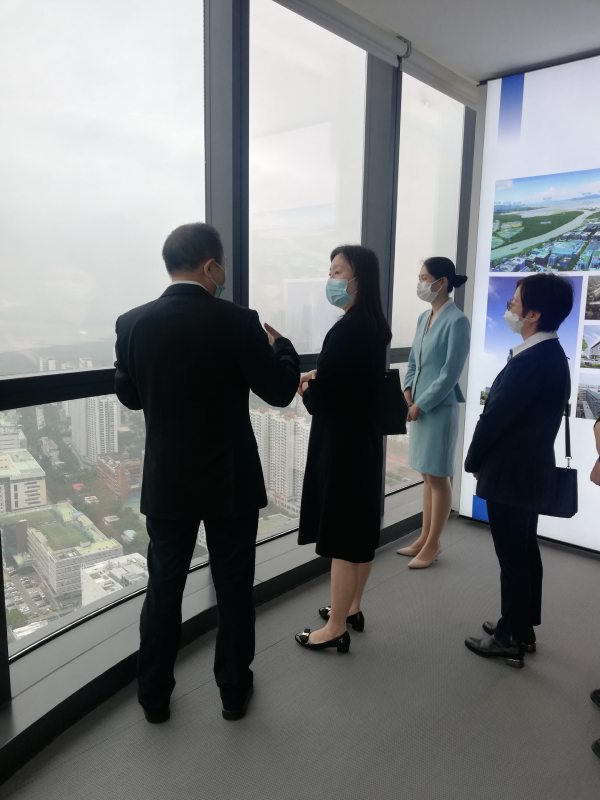 俯瞰河套區，聽取歐陽繪宇署長介紹河套的規劃。