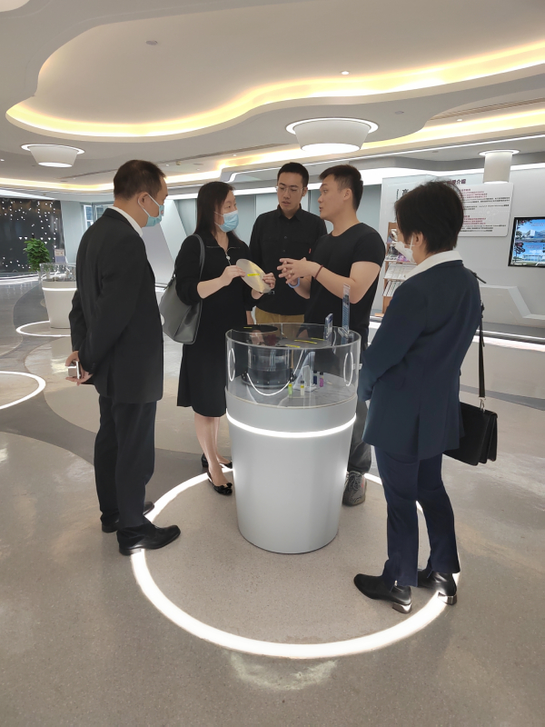 在香港城市大學福田研究院聽取技術人員介紹科技創新產品。
