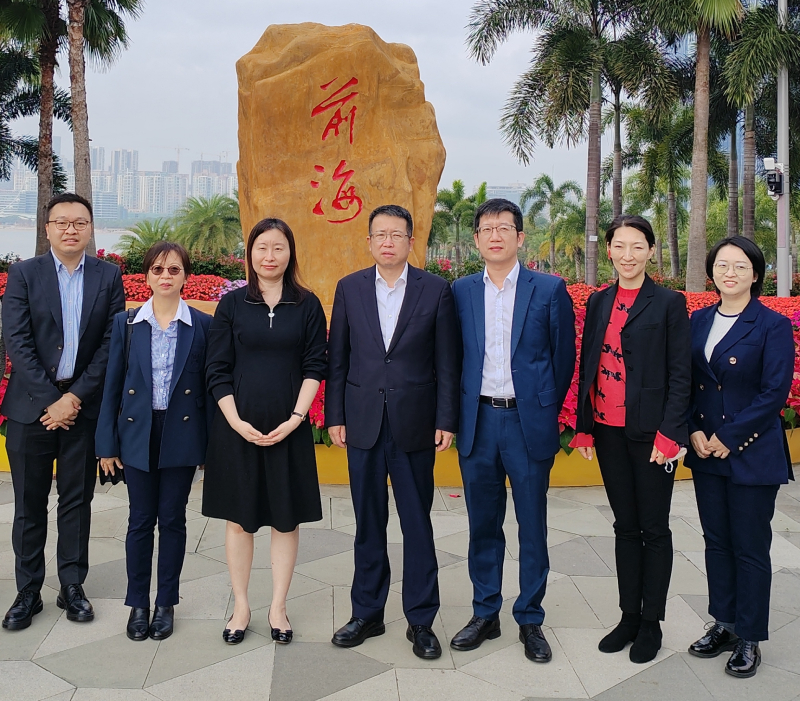 蘇惠思（左三）與前海管理局副局長袁富勇（中）在前海地標合影留念。