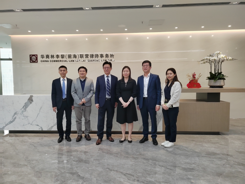 蘇惠思（右三）與聯營律師事務所負責人及港籍律師合影
