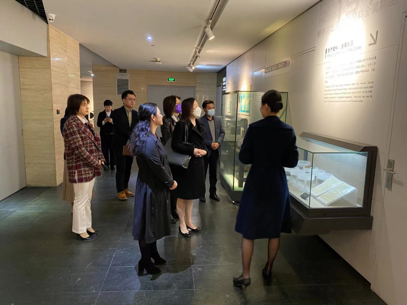 苏惠思（前排左二）在佛山市委台港澳办主任盘艳（前排左一）的陪同下参观美的集团展厅