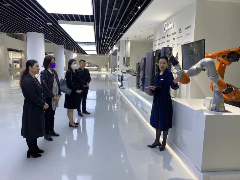 听取美的集团工作人员介绍创新科技产品