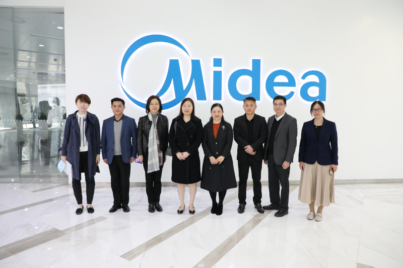 苏惠思（右五）与佛山市委台港澳办主任盘艳 (右四)及副主任俞秋升(左二)、美的集团办公室主任刘德刚（右三）、顺德区委统战部常务副部长、区台港澳事务局副局长区植朋（右二），以及北滘镇党委委员梁咏妍（右一）合影