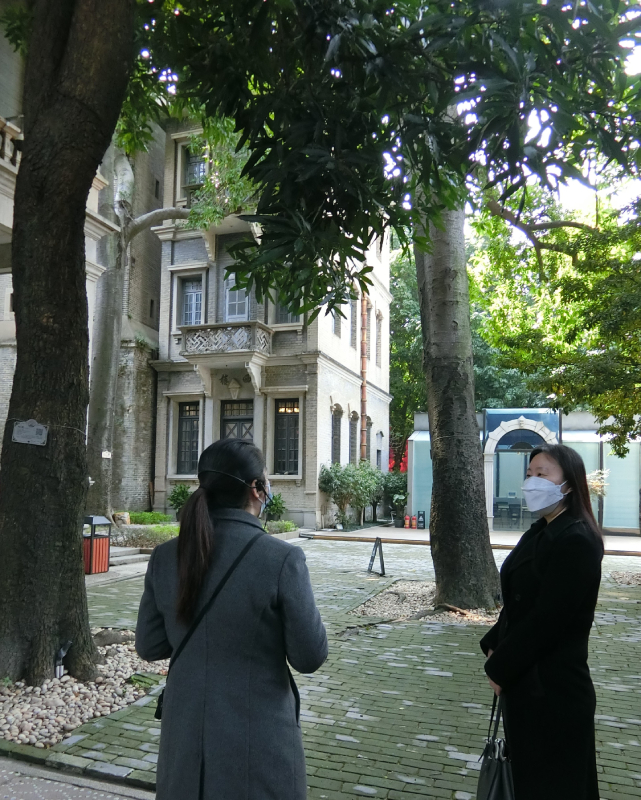 岭南天地工作人员向苏惠思（右一）介绍历史建筑修缮改造