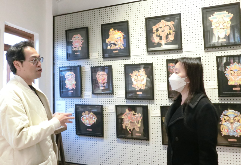 创业代表（左）向苏惠思（右）介绍文创产品和产业发展