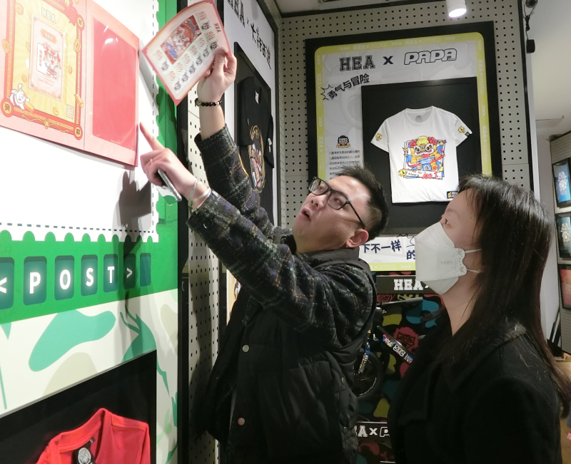 创业代表（左）向苏惠思（右）介绍文创产品和产业发展