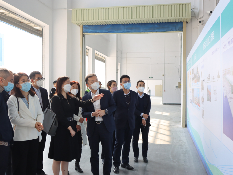 苏惠思（左三）参观东莞-香港国际空港中心