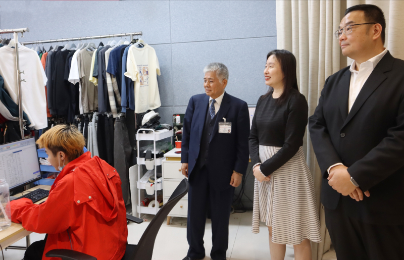 苏惠思（中）参观企业直播间，了解直播销售模式