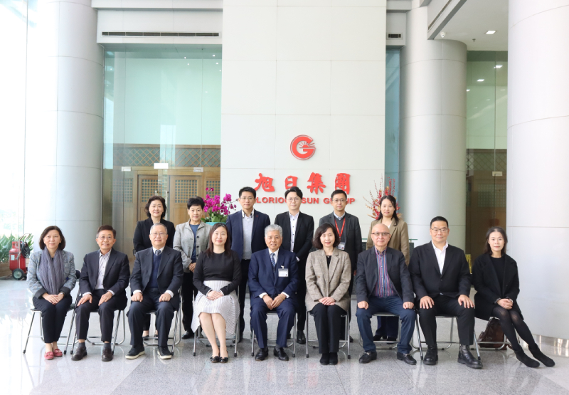 苏惠思（前排左四）与惠州市外商投资企业协会杨勋会长（前排中）、朱建清常务副会长（前排左三）、林长泉常务副会长（前排右三）、洪光椅常务副会长（前排左二）、王玉珍副会长（前排左一）及代表合影