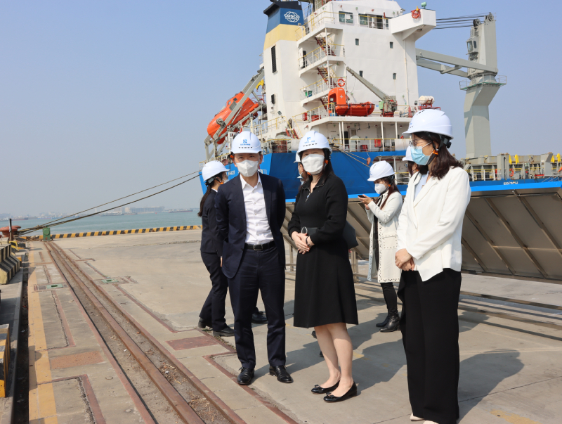 苏惠思（中）参观码头