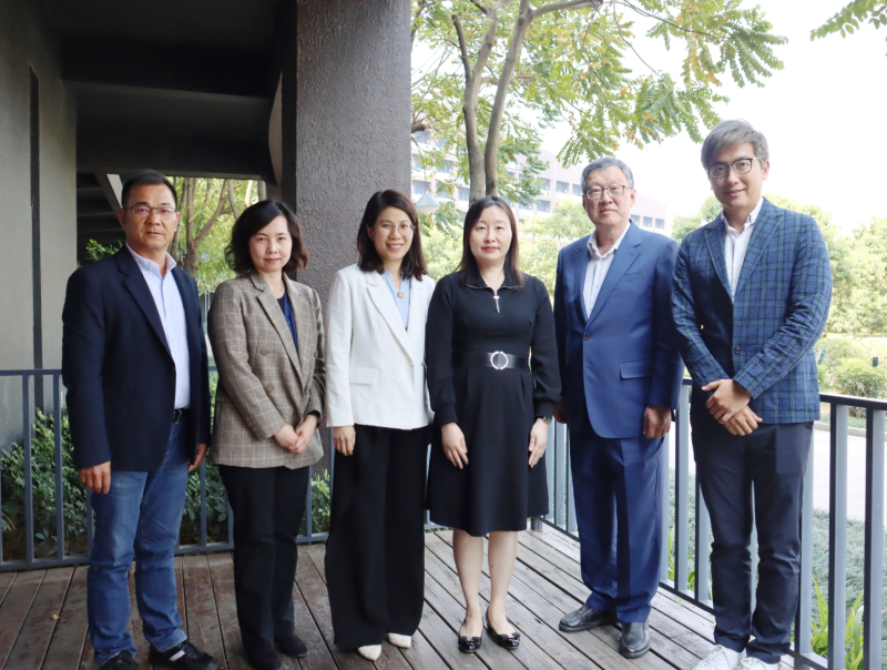 苏惠思（右三）、东莞市外商投资企业协会常务副会长兼秘书长于健平（右二）、东莞市外商投资企业协会松山湖分会会长陈志远（右一）、东莞市台港澳事务局副局长欧阳全（左三）、东莞市外商投资企业协会副会长兼石排分会会长王汉标（左一）会面后合影