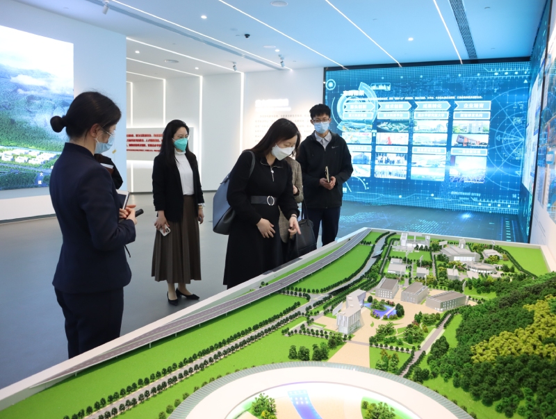 苏惠思（中）参观松山湖科学城展览馆