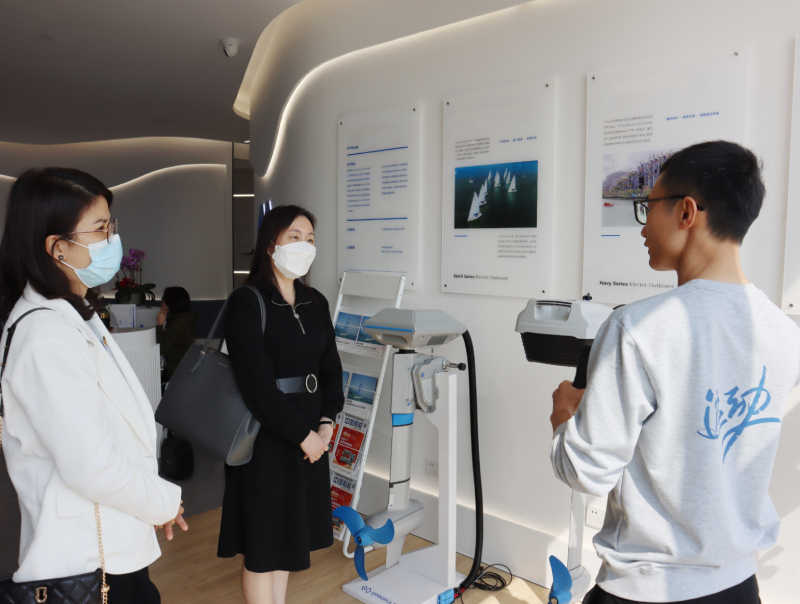 船用电驱动系统高科技企业创始人（右一）向苏惠思（中）介绍产品