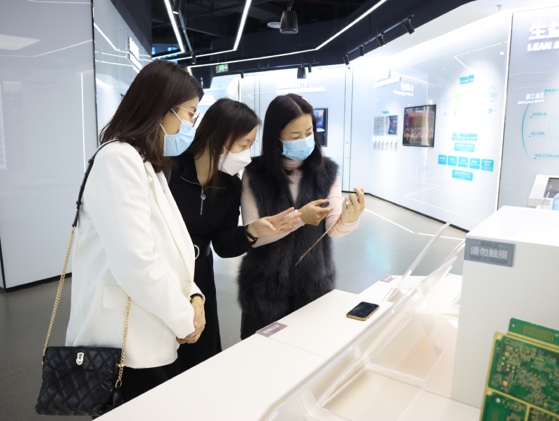 苏惠思（中）参观港资科技企业