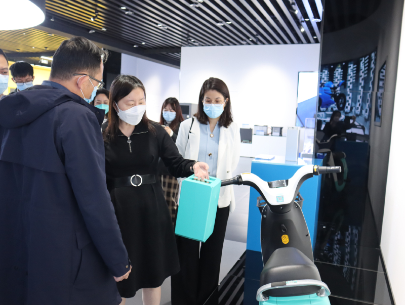 苏惠思（中）了解新能源企业产品