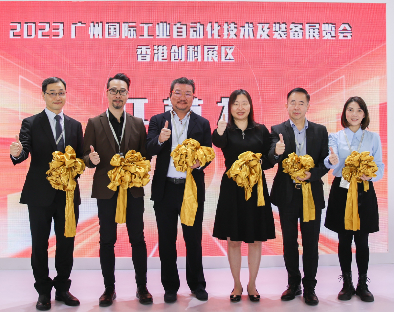 蘇惠思(右三)、互聯網專業協會副會長錢國強（左三）、資訊科技聯會副會長兼祕書長陳煒國（右二）、香港軟件行業協會副會長黃錦麟（左二）等嘉賓爲開幕式剪綵。