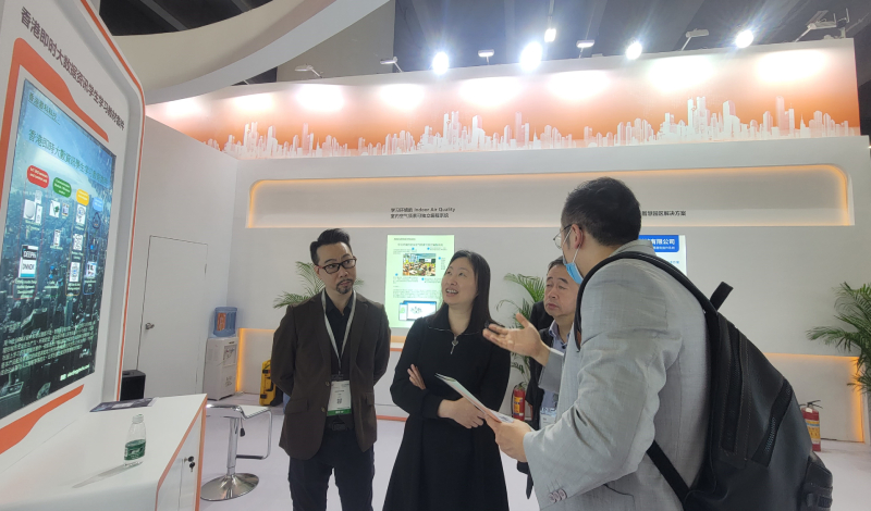 蘇惠思聽取參展企業介紹創科產品