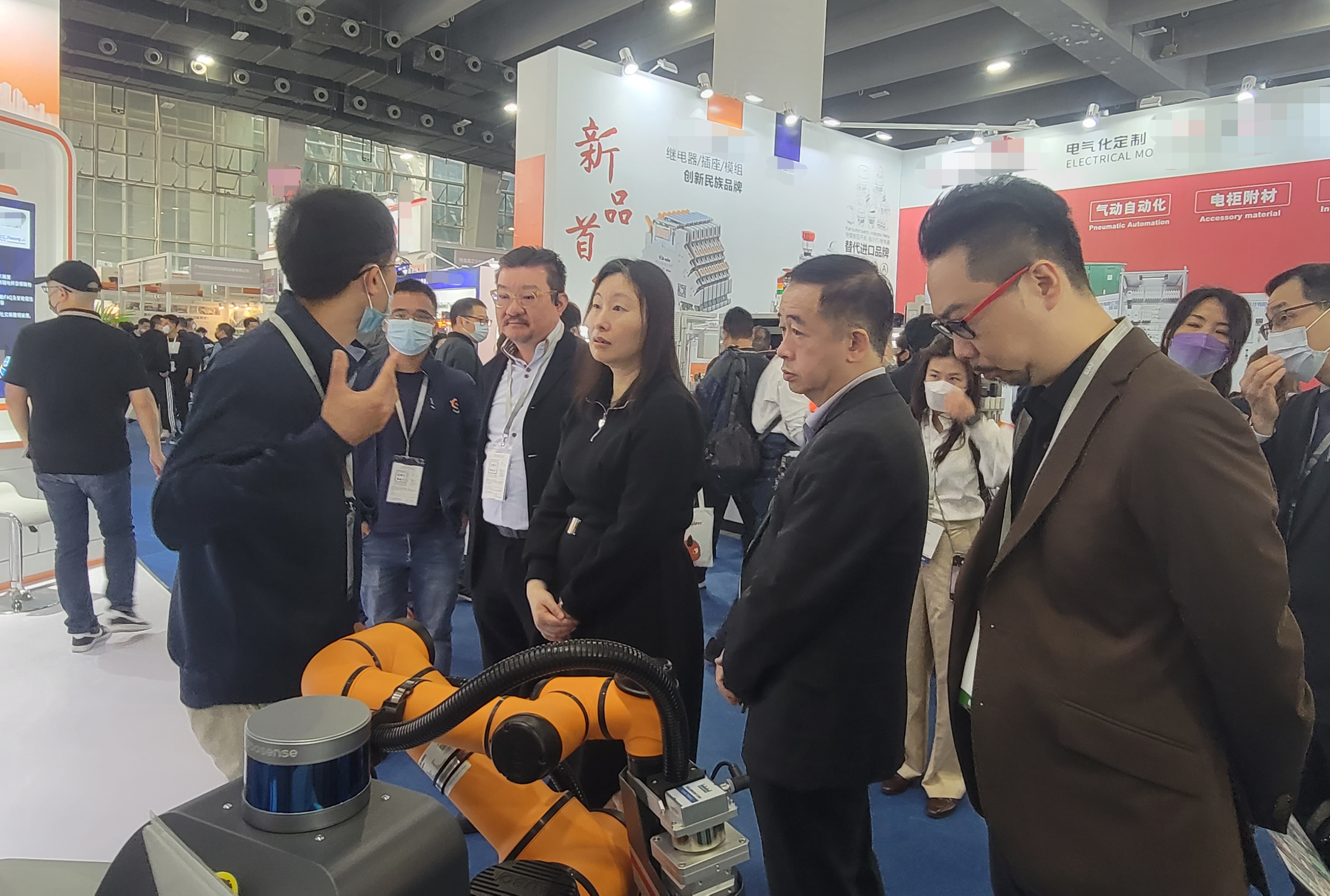 蘇惠思聽取參展企業介紹創科產品