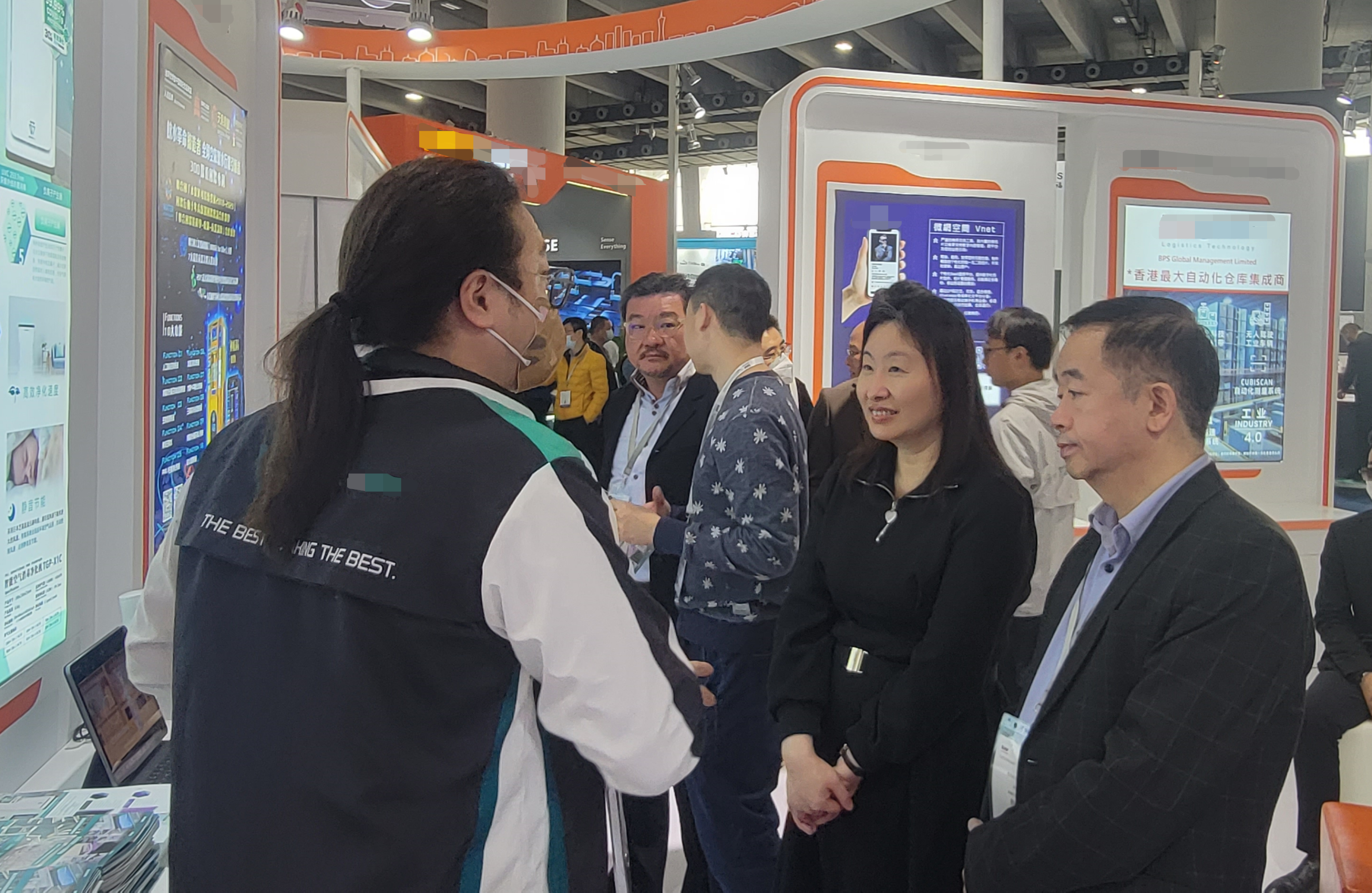 蘇惠思聽取參展企業介紹創科產品