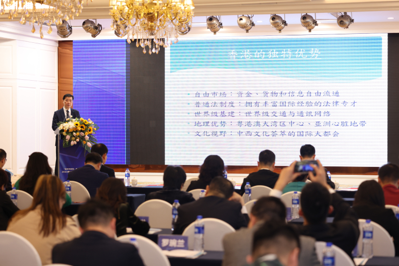 驻广西联络处主任王卓然先生介绍香港的独特优势及营商环境的优越性，并鼓励桂港企业家共同探索两地全面恢复通关后合作共赢新机遇。