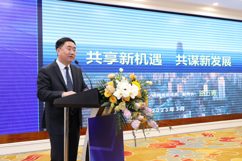 广西壮族自治区投资促进局党组成员、副局长路万青先生介绍广西商贸政策及主要产业发展方向，让桂港企业家了解广西政府在招商引资上制定的优惠政策。