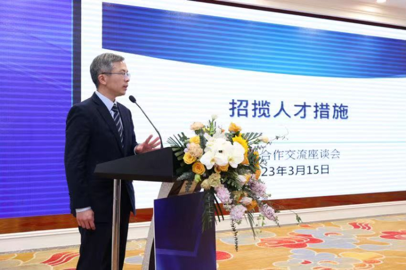 香港特别行政区政府驻粤经济贸易办事处总入境事务主任莫家伟先生讲解香港输入人才计划政策，并鼓励符合人才条件的人士提出申请，助力香港引进人才。