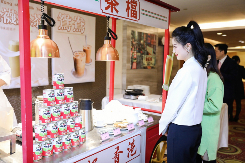 菜单设计别出心裁，选了多种极具代表性的香港美食。场内更设置了一个港式 “茶档”，让嘉宾一边欢聚 “打卡”，一边享用 “香港街头名物”中的经典，即 “丝袜奶茶”、 “鸳鸯”和 “煎酿三宝”。