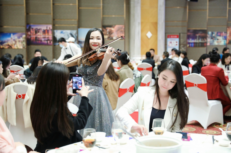 晚宴期间安排了中乐及西乐演奏经典名曲，尽显香港作为中西文化荟萃的国际大都会的特色。