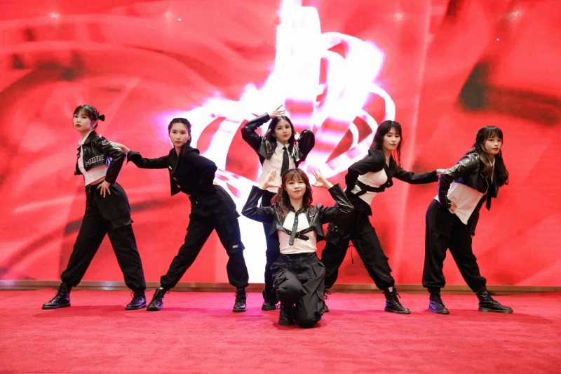 除了歌手演唱香港经典金曲，两家在广西极具规模的港企，中银香港东南亚业务营运中心青年舞蹈团以及太平财产保险有限公司广西分公司的舞蹈团主动积极参与客串演出。舞蹈团员表演劲舞助庆，将晚会气氛带进高潮。这次聚会能够有大型港企参与其中，更能彰显出港人港企在桂的投入和团结。