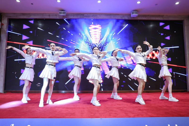 除了歌手演唱香港经典金曲，两家在广西极具规模的港企，中银香港东南亚业务营运中心青年舞蹈团以及太平财产保险有限公司广西分公司的舞蹈团主动积极参与客串演出。舞蹈团员表演劲舞助庆，将晚会气氛带进高潮。这次聚会能够有大型港企参与其中，更能彰显出港人港企在桂的投入和团结。