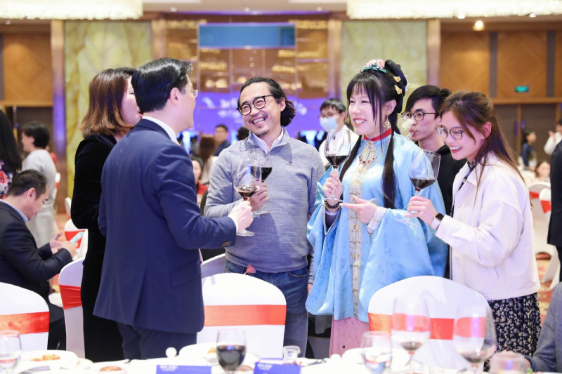 现场气氛热闹，出席嘉宾及桂港朋友均全情投入、相互祝贺。聚会成功地团结在桂港人力量，亦加强了桂港两地的交流。