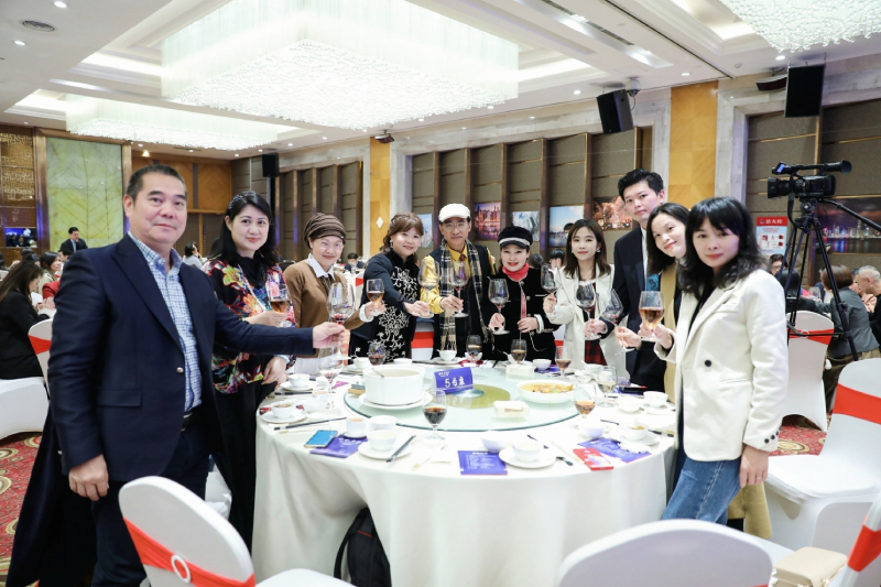 现场气氛热闹，出席嘉宾及桂港朋友均全情投入、相互祝贺。聚会成功地团结在桂港人力量，亦加强了桂港两地的交流。